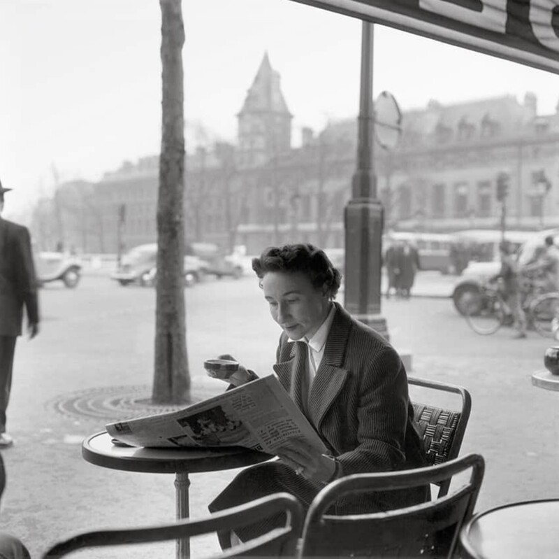 Пол Алмаши | Женщина в уличном кафе, площадь Сен-Мишель, Париж ок. 1956 год