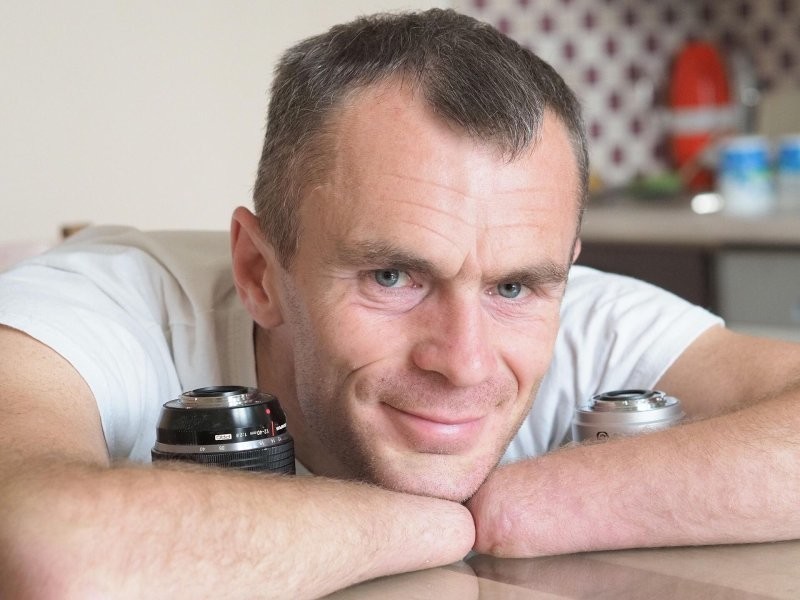 Мужчина из Кемерова потерял в аварии кисти рук, но не сдался и стал фотографом