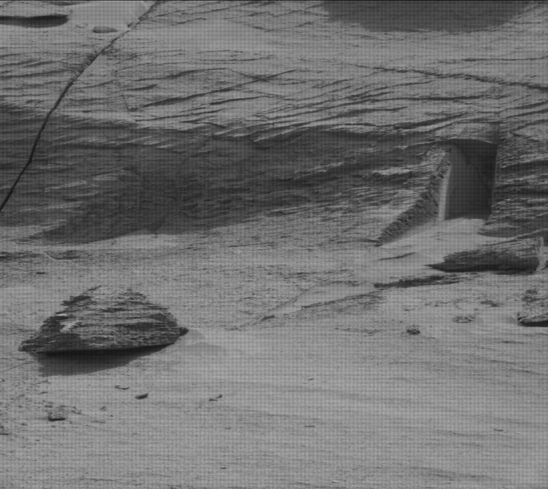 Портал в другой мир? Марсоход NASA прислал загадочное фото «двери» в скале