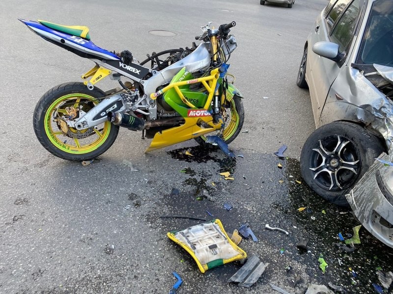 Сезон закрыт: мотоциклист и его пассажирка получили травмы в ДТП с легковушкой в Ижевске