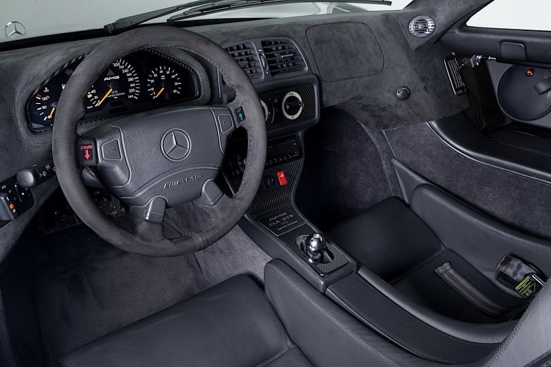 Mercedes-Benz CLK GTR: редкий спорткар 90-х продается за баснословную сумму