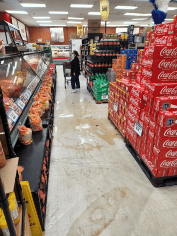 5. "Я стоял в супермаркете, когда на меня упала потолочная плитка, ударив по голове, а затем на меня вылилось несколько галлонов грязной воды. Я насквозь промок, а сотрудники это просто проигнорировали"