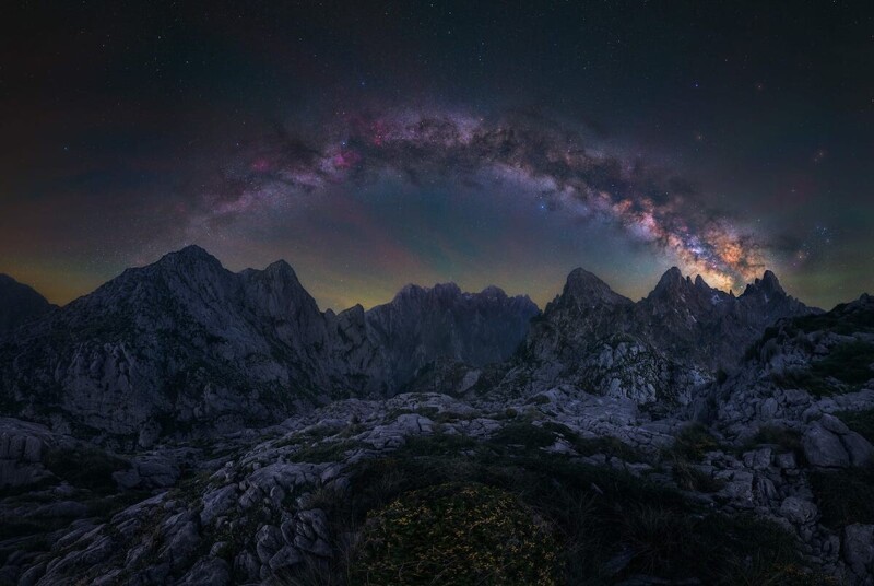 Панорама Млечного пути и вид на горный хребет Пикос-де-Эуропа, Испания. Фотограф Daniel Viñé