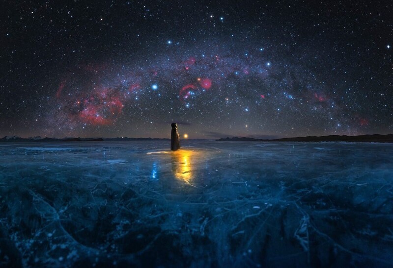 Млечный путь над замёрзшим озером в Тибете. Фотограф Alvin Wu