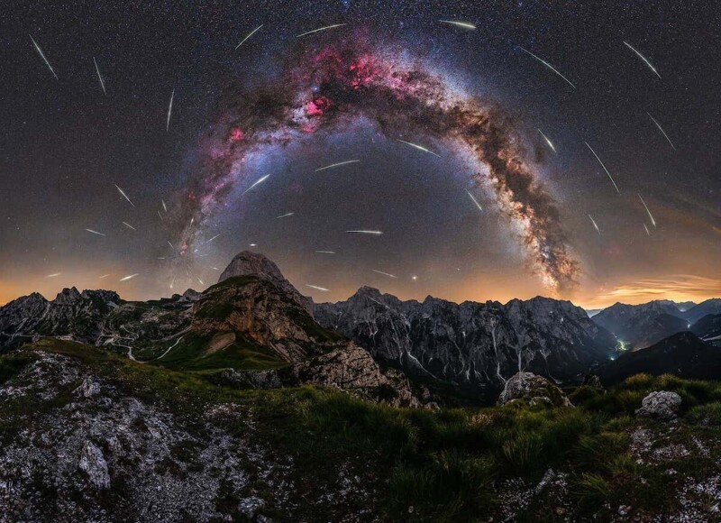 Метеорный поток Персеиды (ежегодно появляется в августе со стороны созвездия Персея). Седло Мангарта, Юлийские Альпы, Словения. Фотограф Uroš Fink