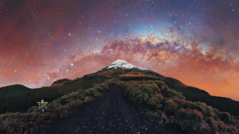 Млечный путь и вулкан Таранаки в Новой Зеландии (его высота - 2518 метров). Фотограф Evan McKay