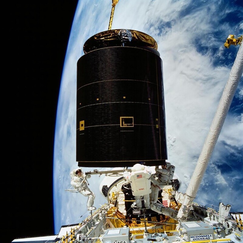 13 мая 1992 г. состоялся единственный выход в открытый космос, в котором приняли участие одновременно 3 человека