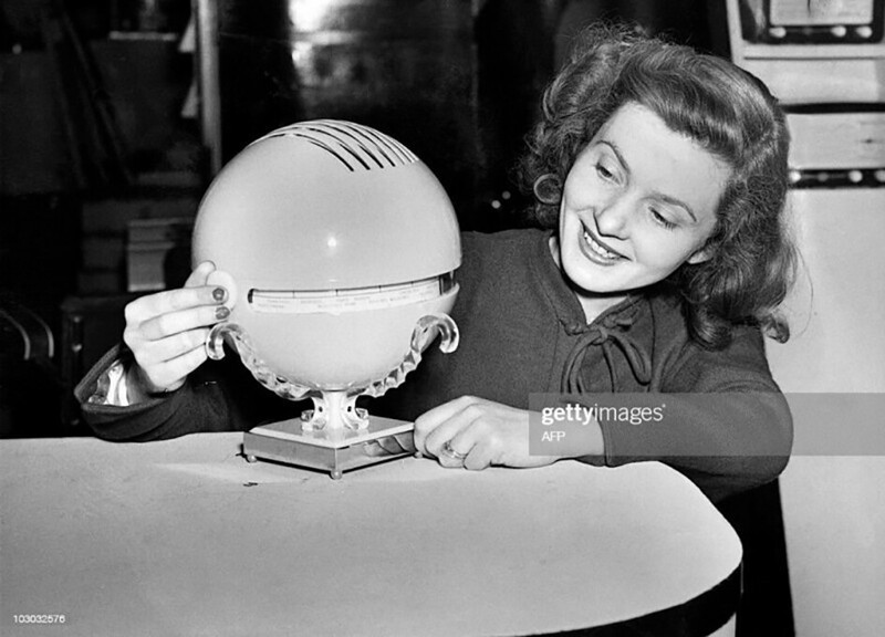 Модель на всемирной выставке 1951 года впервые демонстрирует транзисторный радиоприемник