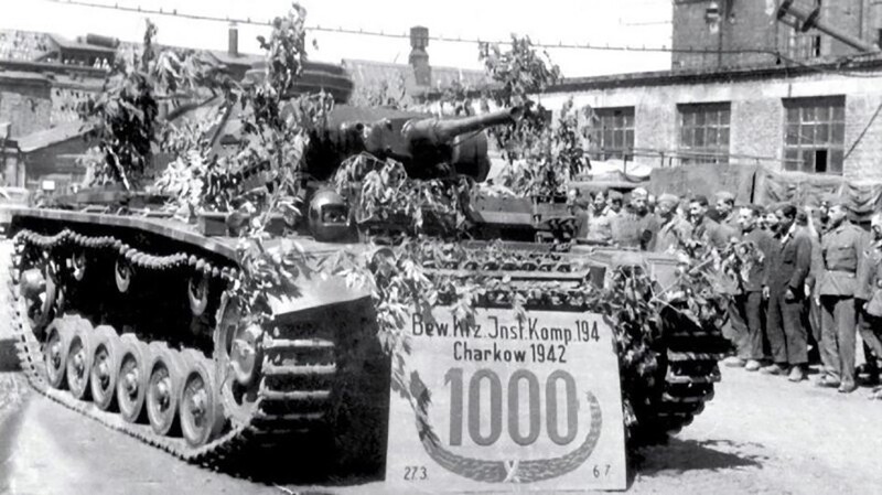 Торжественная передача тысячного танка (Pz.III), отремонтированного на заводе в оккупированном Харькове. 1942 год