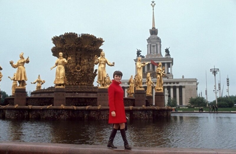  Французская певица Мирей Матье гуляет по Москве. 1967 год