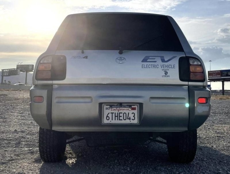 RAV4 EV — Первый полностью электрический серийный автомобиль Toyota