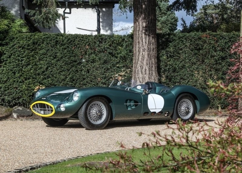 Копия самого дорогого британского автомобиля Aston Martin DBR1 отправляется на аукцион
