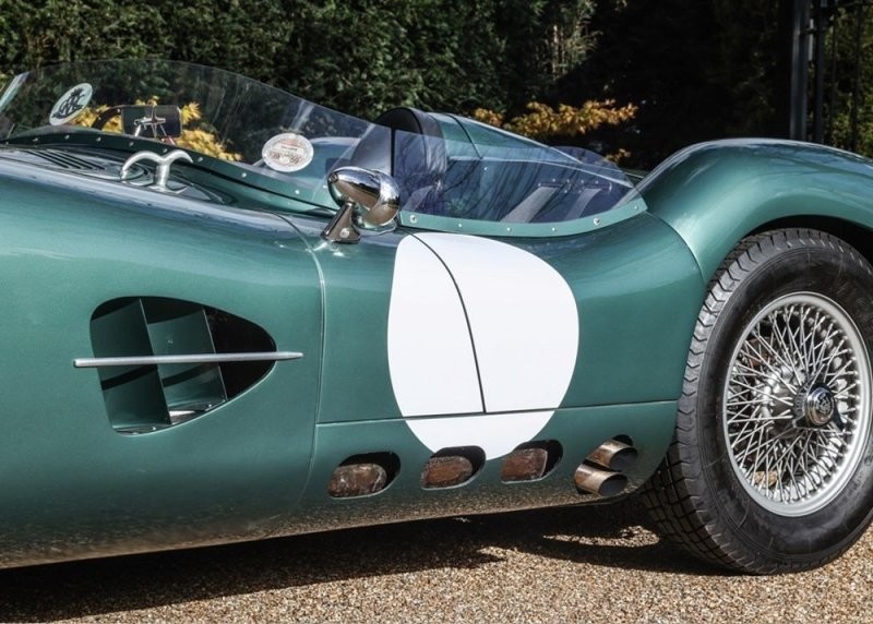 Копия самого дорогого британского автомобиля Aston Martin DBR1 отправляется на аукцион