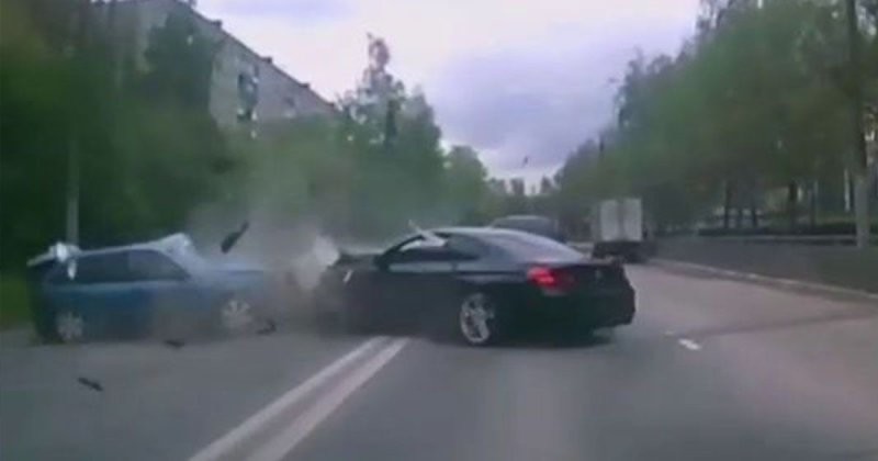 Авария дня. В  Нижнем Новгороде водитель BMW устроил лобовое столкновение