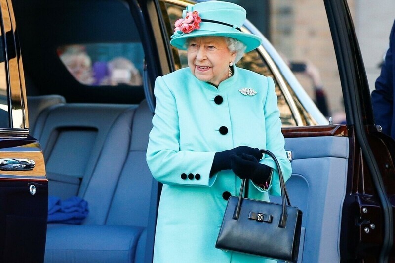 Английская королева отдаёт приказы с помощью своей сумочки