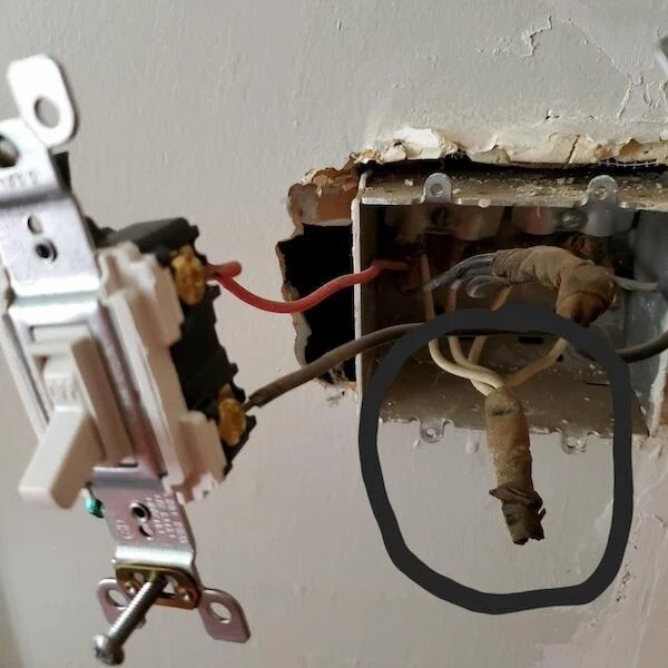 12. "Я пришёл по вызову заменить выключатель и обнаружил, что предыдущий электрик использовал ленту вместо коннекторов для изоляции. Время проверить весь дом"