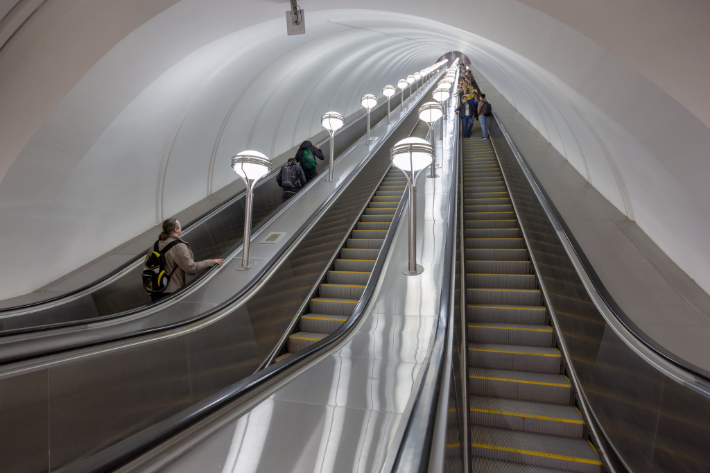 Почему в метро поручни и ступени эскалатора движутся с разной скоростью