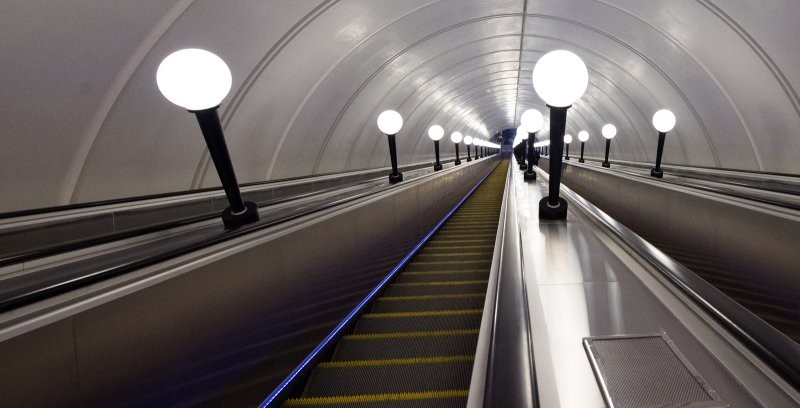 Почему в метро поручни и ступени эскалатора движутся с разной скоростью