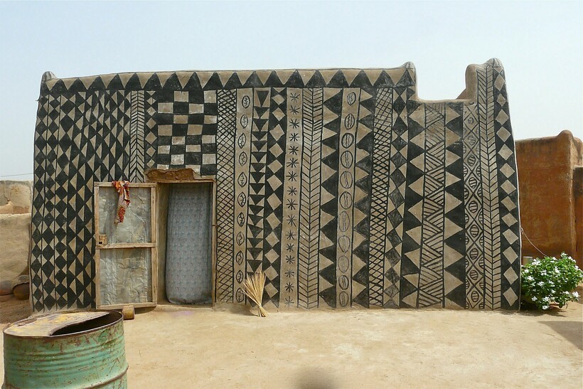 Деревня в Буркина-Фасо, которая вся разрисована узорами и символами