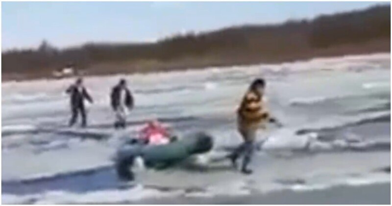 Подвыпивший мужчина потащил надувную лодку с ребёнком через ледоход