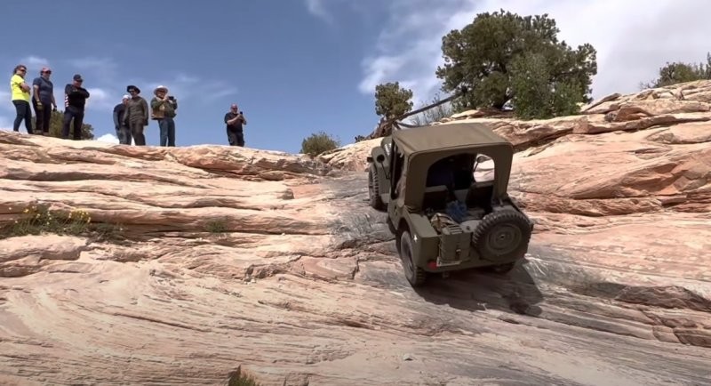 Посмотрите, как старые «Джипы» Willys карабкаются по скалам в штате Юта