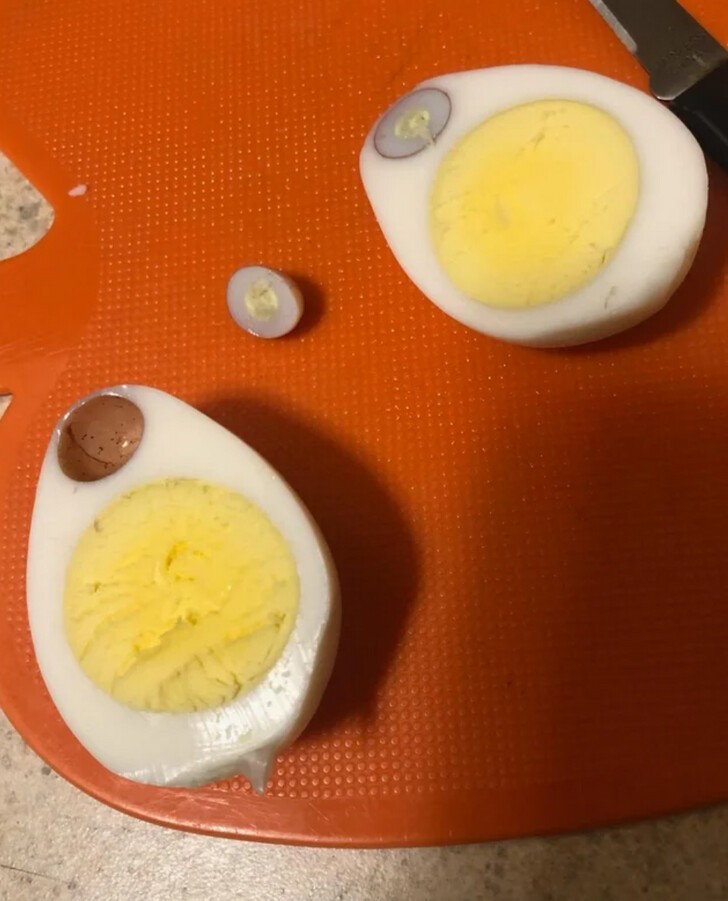 "Моя сестра сварила яйцо - и нашла в нем еще одно яйцо"