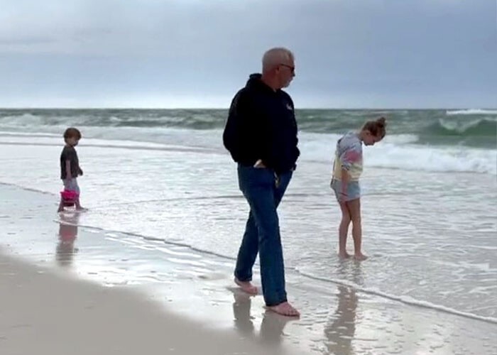 Дедушка придумал милый способ показать внукам, что мир полон чудес