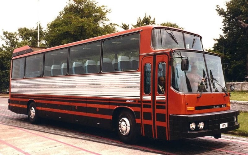 В 1975 году фирма представила прототип Икарус-270 построенный с упором на безопасность. Серийного воплощения автобус не получил