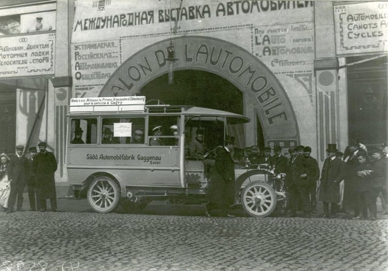 Автобус перед зданием Михайловского манежа, в котором проходила выставка автомобилей