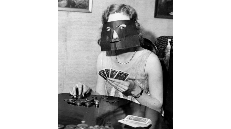 Именно такой гаджет использовали в 30-х годах, чтобы скрыть эмоции во время игры в покер. 