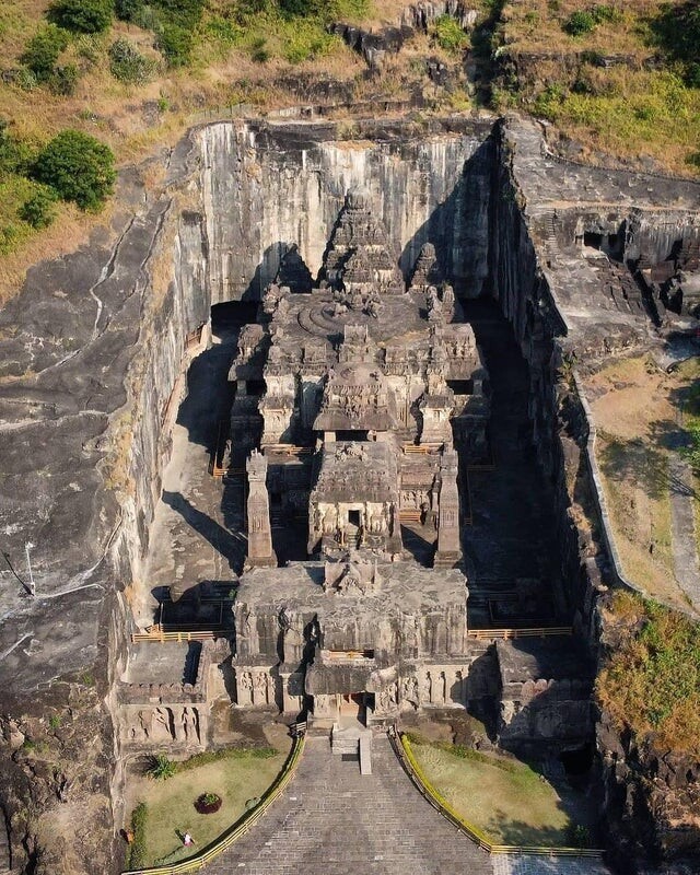 Индийскому храму Кайласа, вырезанному из одной массивной скалы, не менее 1200 лет