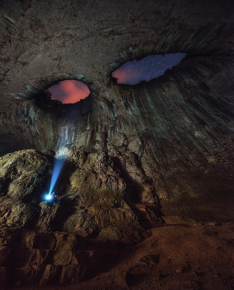 "Глаза Бога" в пещере Проходна, Болгария