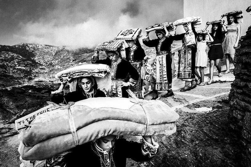 Перевозка приданого. Олимпос, остров Карпатос, Греция. Фотограф George Tatakis