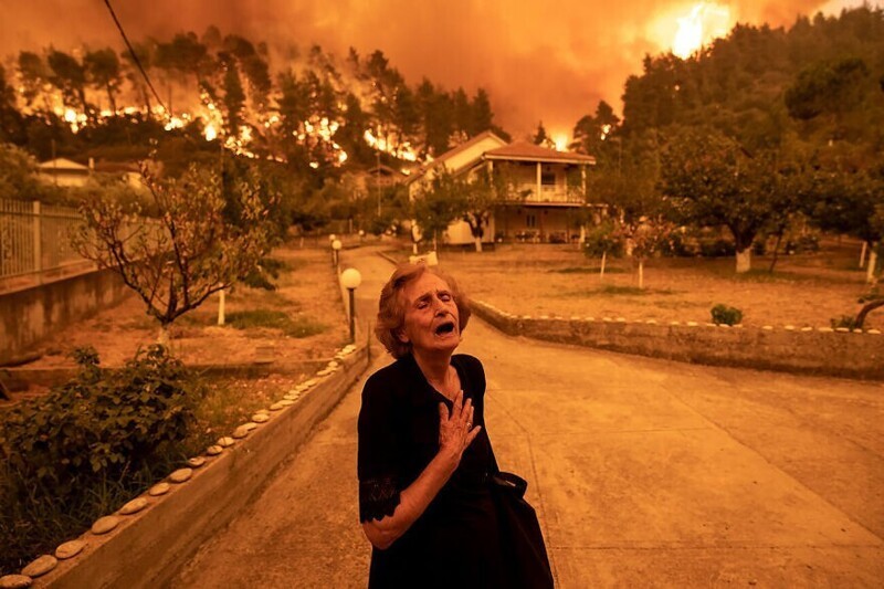 Третье место - женщина на острове Эвия, где полыхали лесные пожары. Фотограф Konstantinos Tsakalidis