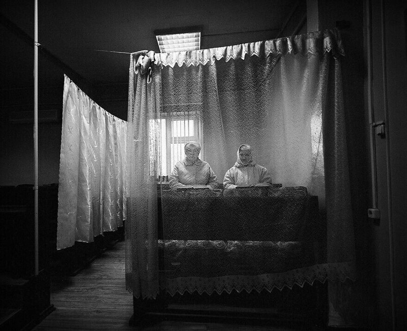 "Женщины в синагоге", Бельцы, Молдова. Фотограф Susan Weiss