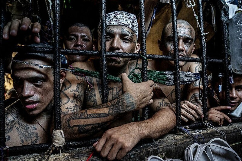 Заключенные тюрьмы в Сальвадоре. Фотограф Tariq Zaidi
