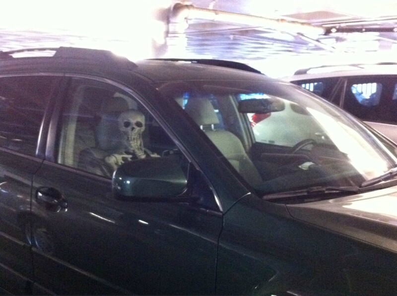 Увидел скелет в машине около торгового центра, похоже он кого-то заждался