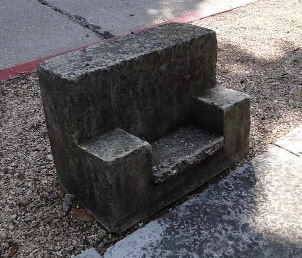 "Маленькая бетонная скамейка. Что это может быть?"