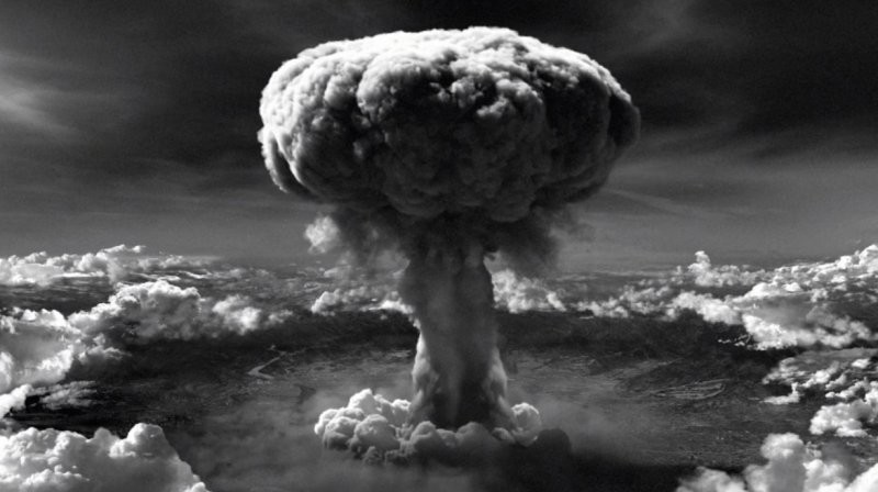 22. В день бомбардировки Хиросимы за первые три секунды сгорели тысячи людей, так как температура в месте взрыва достигла 60 миллионов градусов по Цельсию — в 10 000 раз горячее, чем на поверхности Солнца.