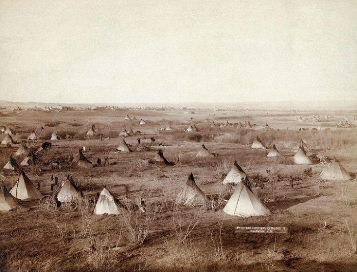 12. Вигвамы нации сиу на Великих равнинах в 1800-х годах (фото, возможно, было сделано на территории Дакота)