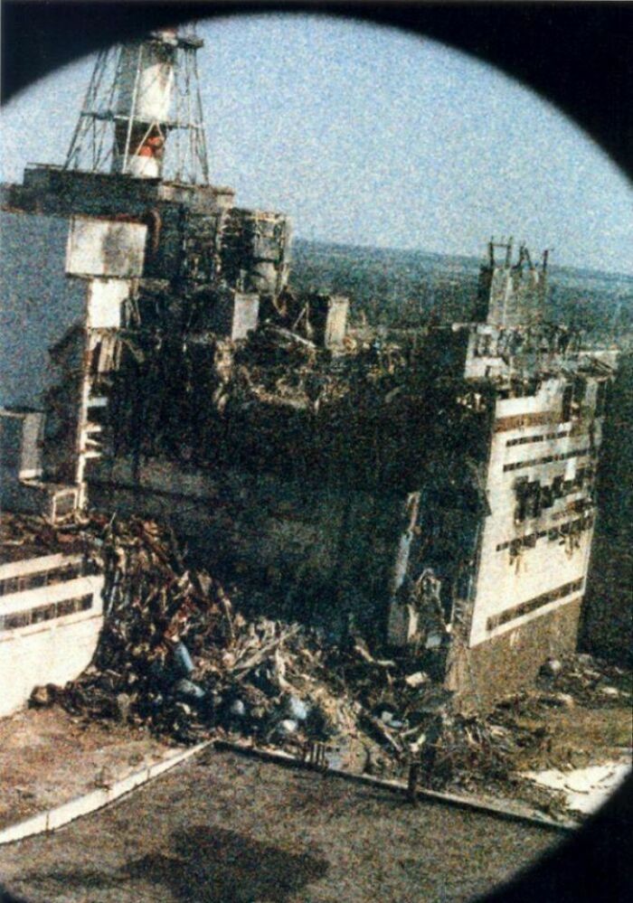 23. Первая фотография Чернобыльской АЭС после катастрофы, утро 26 апреля 1986 года. Снимок зернистый из-за повреждения пленки радиацией. Фотограф Игорь Костин