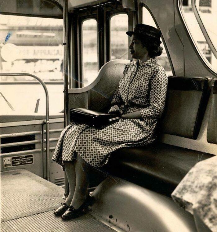5. Роза Паркс сидит в начале автобуса после запрета расовой сегрегации, примерно 1965 год