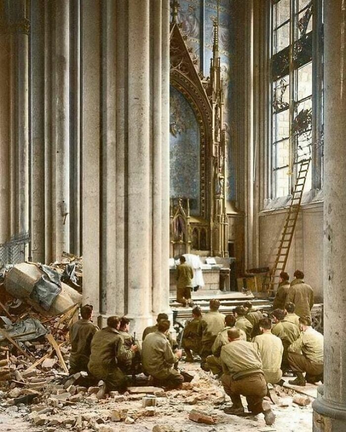 30. Американские солдаты на мессе посреди обломков в Кёльнском соборе, март 1945 года