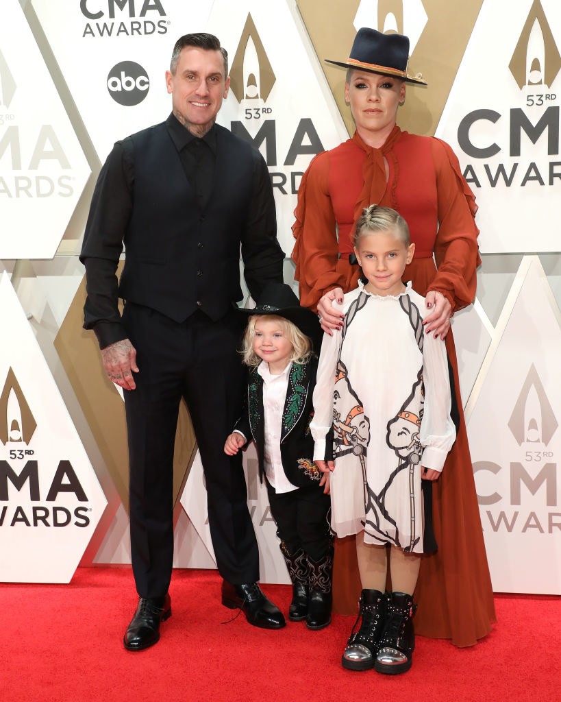 20. Пинк и Кэри Харт с детьми Джеймсоном и Уиллоу на премии CMA Awards в 2019 году