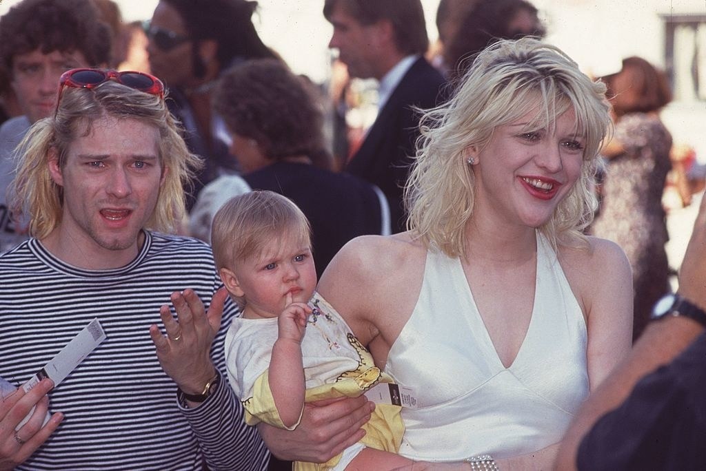 2. Курт Кобейн и Кортни Лав с дочерью Фрэнсис Бин на церемонии награждения MTV Video Music Awards в 1993 году