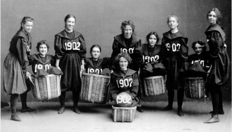 Женская баскетбольная команда в Колледже Смита в Нортгемптоне, штат Массачусетс, 1902 год