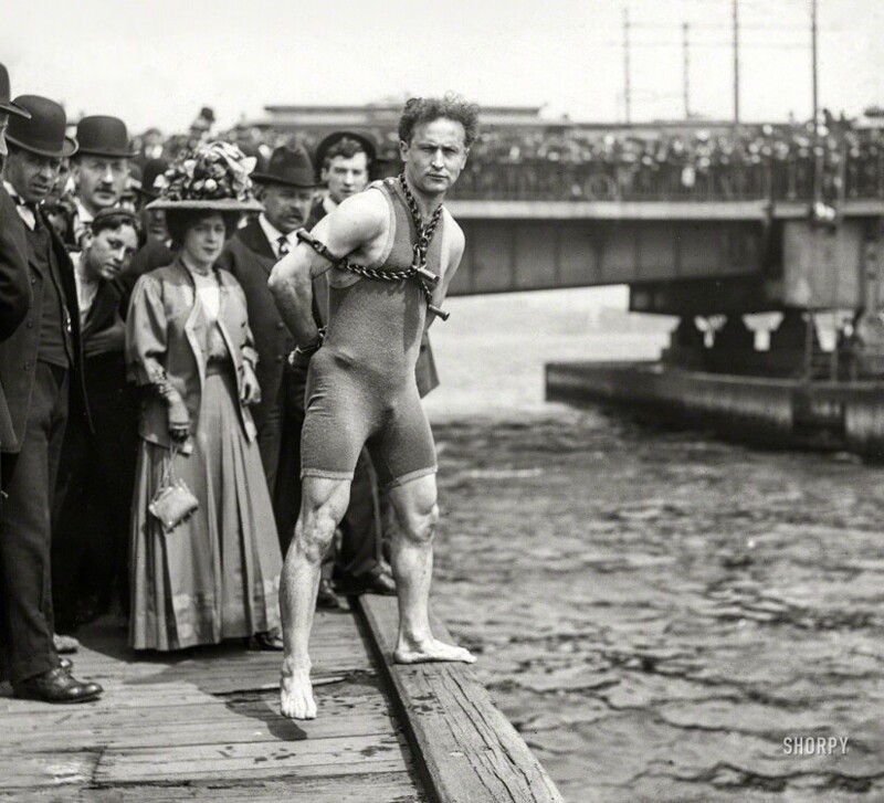30 апреля 1908 год, река Чарльз в Бостоне. Гарри Гудини в цепях перед прыжком с Гарвардского моста.