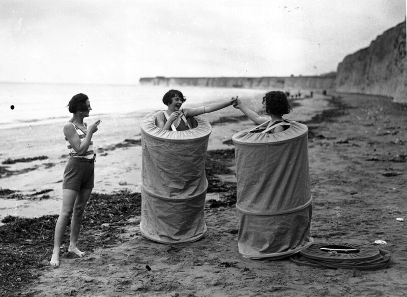 Женщины переодеваются в специальных приспособлениях на британском пляже, 1929 год