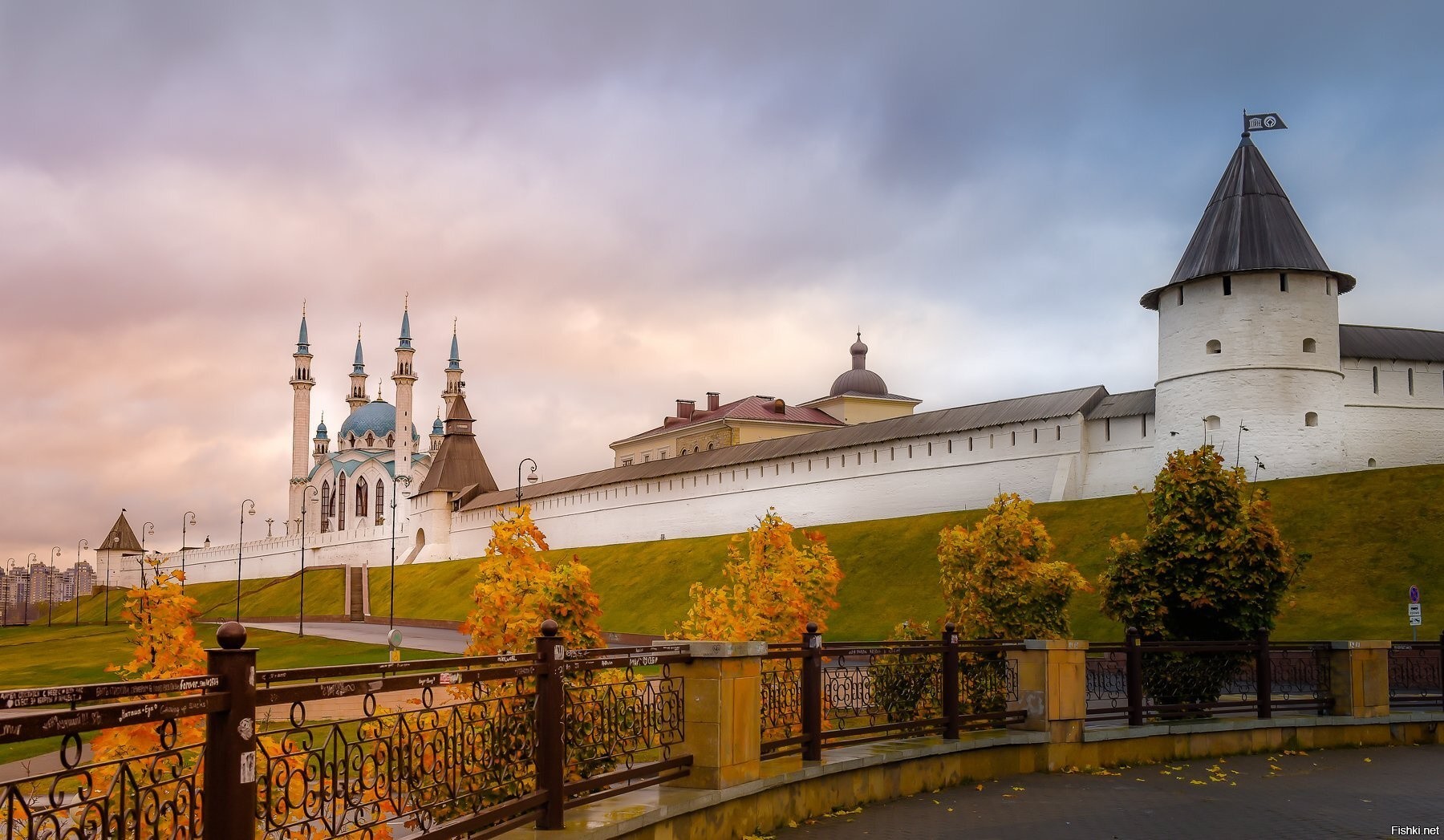 Казань осенью. Казанский Кремль Казань осень. Казанский Кремль в ноябре. Казань осень Кремль. Казанский Кремль осенью.