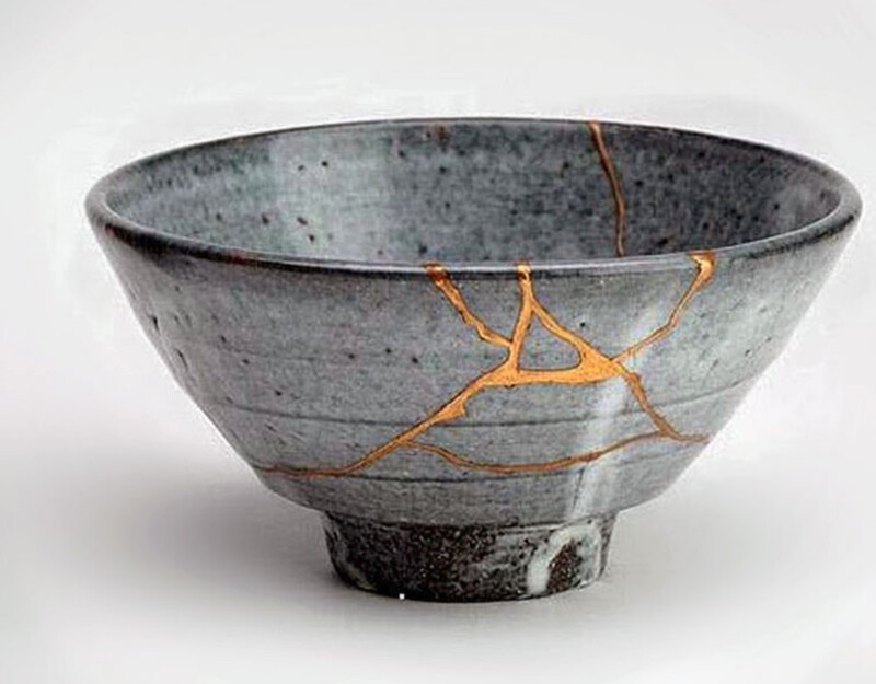 Японское искусство ремонта сломанной керамики порошковым золотым лаком, чтобы выявить недостатки, называется кинцуги. Кинцуги учит, что сломанные предметы - это не то, что нужно скрывать, а с гордостью демонстрировать